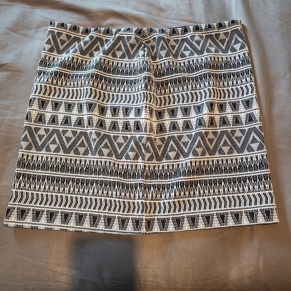 black and white patterned mini skirt - Picture 2 of 4